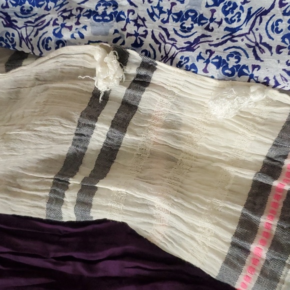 Scarfs - Picture 3 of 10